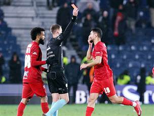 ומחמיד הורחק ממש בשניות האחרונות בעקבות אגרוף לחזהו של גיל כהן (אלן שיבר)