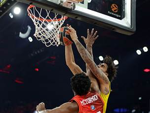 החבורה הצהוב התקשתה מול הבווארים בשני צידי המגרש (Euroleague Basketball via Getty)