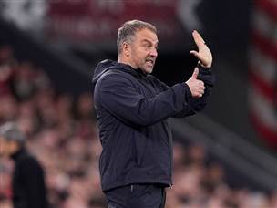 האנזי פליק יודע: הקבוצה שלו השיגה ניצחון בערב חלש שלה (GETTY)