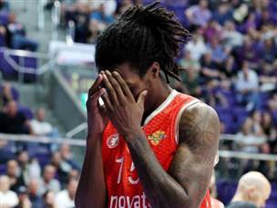 הוליך את הקלעים לצד משגב. הנרי (אלן שיבר)