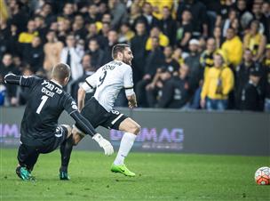 שכטר עובר את זובאס. בלעדיו בית"ר התקשתה (צילום: ספי מגריזו)