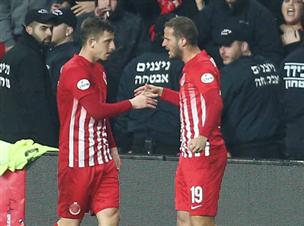 הירש חוגג עם רייכרט. שער נהדר של החלוץ (אלן שיבר)