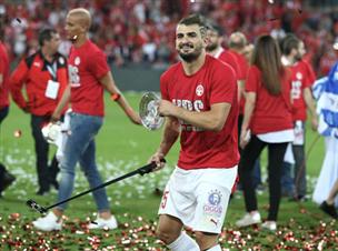 וובה בראון חגג עם מקל סלפי (צילום: אלן שיבר)