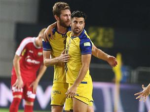 ובסיום הצהובים חגגו עוד משוכה מאחוריהם (אלן שיבר)