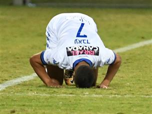 אחמד עאבד מודה לאלוהים אחרי השער (צילום: סוכנות ג'יני)