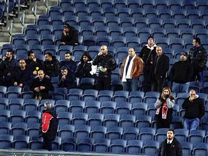 אוהדי סכנין המעטים שהורשו להיכנס לאיצטדיון (אלן שיבר)