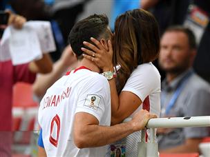 לבנדובסקי מתנחם אחרי ההפסד (Getty)