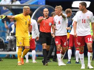 השופט מעניק את הפנדל, אחרי בדיקה ב-VAR שהראתה נגיעת יד של פולסן (getty)