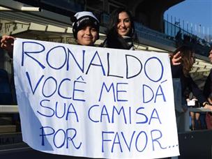 ילד צעיר מבקש מרונאלדו את החולצה (Photo by Tullio M. Puglia/Getty Images)