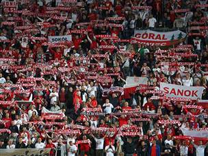 האוהדים הפולנים חגגו בהתאם ביציע (צילום: אלן שיבר)