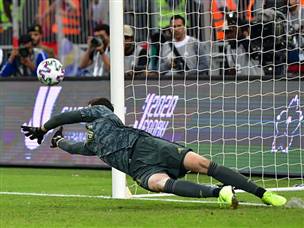 קורטואה הודף את הפנדל של תומאס (Getty)