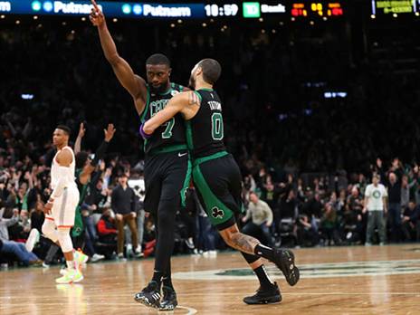 כזאת שלשה לא רואים כל יום. בראון וטייטום אחרי הסל ששלח את המשחק להארכה (GETTY)