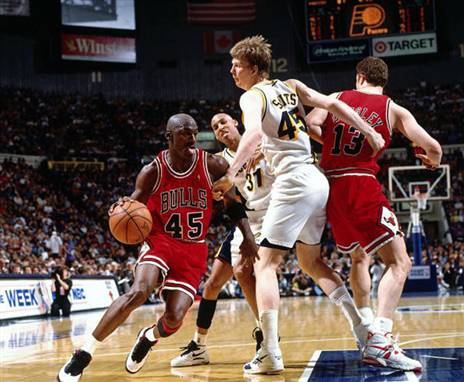 מייקל ג'ורדן מול אינדיאנה. עדיין משחק הליגה הסדירה הנצפה בכל הזמנים (GETTY)