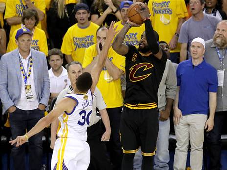 קיירי בדרך לשלשה שהכריעה את הגמר (GETTYIMAGES)