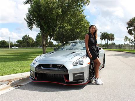 נעמי אוסקה וניסאן GT-R