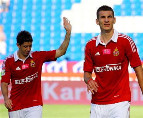 בונוזה לצד מליקסון בימים בויסלה. (האתר הרשמי של ויסלה קראקוב)