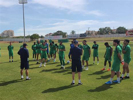 תורג'מן ושחקניו באימון (דוברות הפועל כפ"ס)