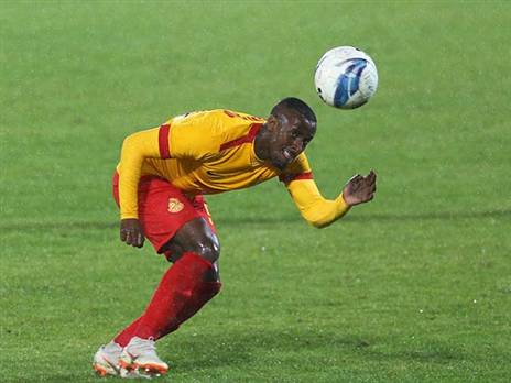 אספה בימיו על הדשא. (מולדובן)