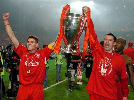 ג'רארד וקראגר מניפים את הגביע (Getty)