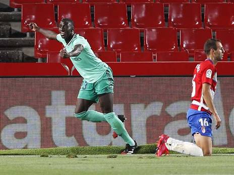 מנדי בדרך של מרסלו ורוברטו קרלוס (GETTY)