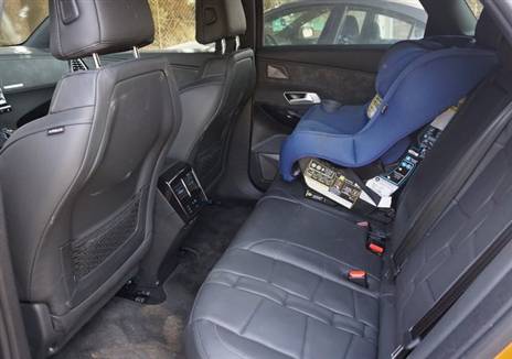 המרחב האחורי מצוין והמושבים גבוהים ותומכים עם גב מתכוונן. מערכת מיזוג נפרדת