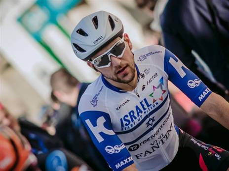 שגיב רכב לצידו בג'ירו. (נועה ארנון)