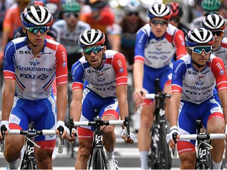 פינו מוקף בחבריו לגרופאמה. אכזבה קשה (getty)