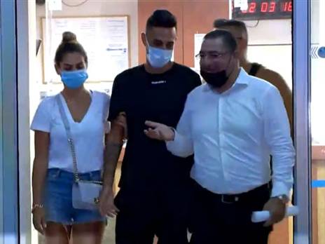 ערן זהבי, אשתו שי ועו"ד כרמלי ביציאה מהתחנה