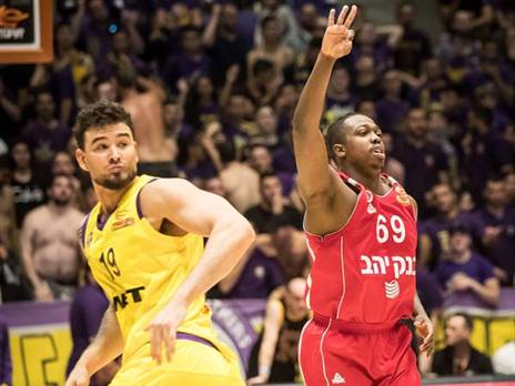 ההפסד בפיינל פור כאב. בראון (עודד קרני)