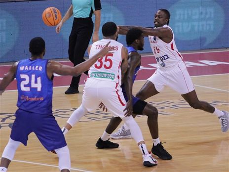 בראון. רבע אחרון של הקרבה מצד הקפטן (FIBA)