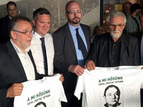 נציג מכבי ת"א בן מנספורד בטקס לזכרו של טות' (האתר הרשמי של מכבי ת"א)