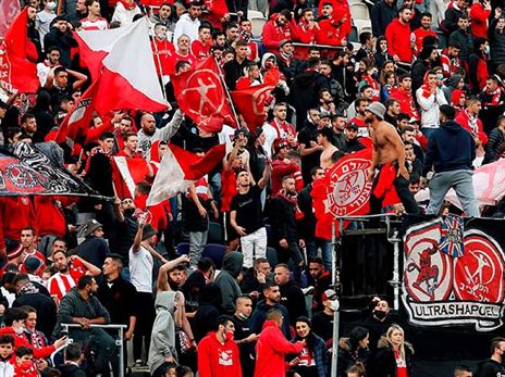 הקהל האדום הגיע בהמוניו ותמך בשחקנים גם אחרי ההפסד (אלן שיבר)