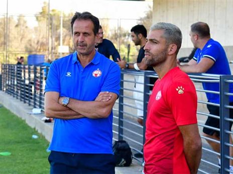 איתי שכטר ורוני לוי. המאמן מתכנן שינויים נוספים בסגל (צילום: הפועל באר שבע)