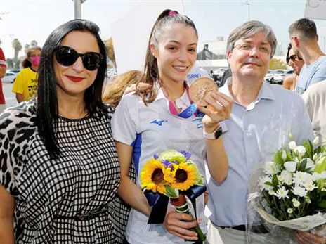 אבישג עם הוריה (אלן שיבר)