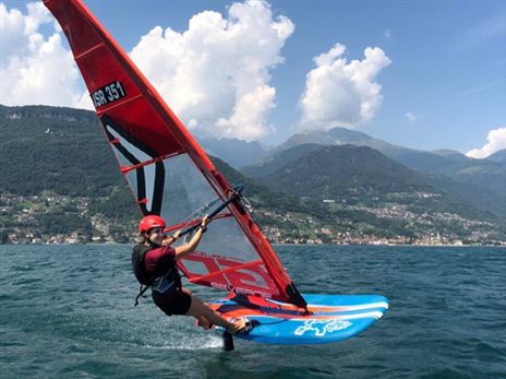 שחר רשף על דגם הפויל החדש (צילום: איגוד השייט בישראל)