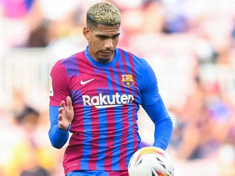 ברצלונה בונה עליו כבלם העתיד. אראוחו