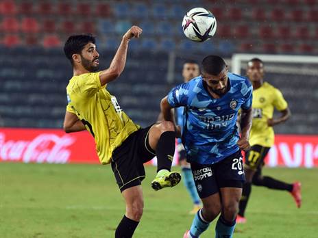 צפוי לפתוח בעמדת המגן הימני. ג'אבר (מצד ימין) (צילום: דני מרון)