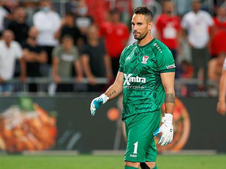 גד עמוס. צפוי להמשיך בשער (אלן שיבר)