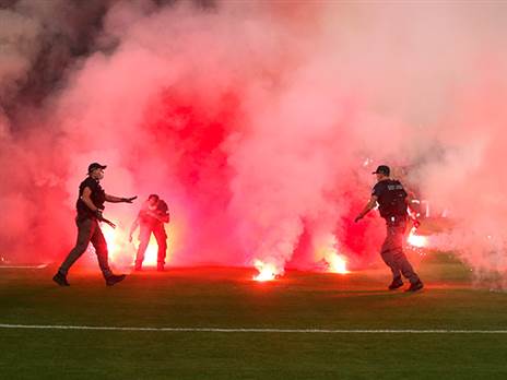 האוהדים האדומים. שוב מסתבכים (אלן שיבר)