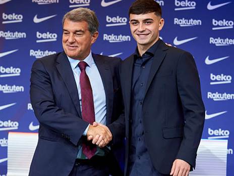 פדרי וז'ואן לאפורטה במסיבת העיתונאים לאחר הארכת חוזהו. בדרך לפרידה מהירה? (Getty)