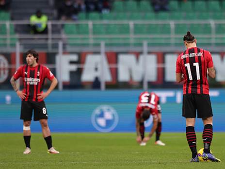 שחקני מילאן מאוכזבים. בעטו בדלי (Getty)
