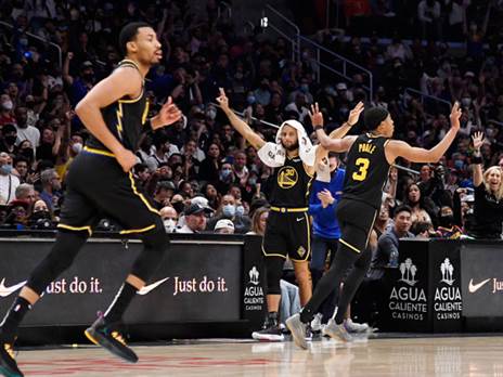 שחקני גולדן סטייט חוגגים. 18 ניצחונות מ-20 משחקים (Getty)