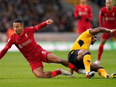 טיאגו ואדאמה טראורה בפוזיציה טיפוסית למשחק (Getty)