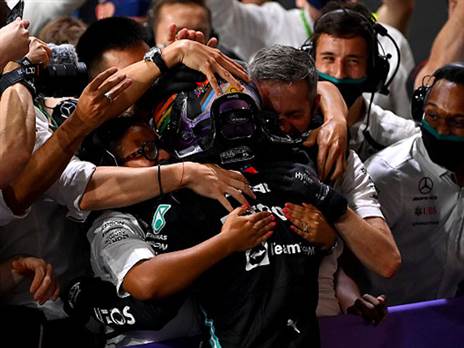 המילטון חוגג עם הצוות של מרצדס (Getty)