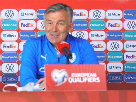 רוצה להמשיך לאמן את הנבחרת. רוטנשטיינר