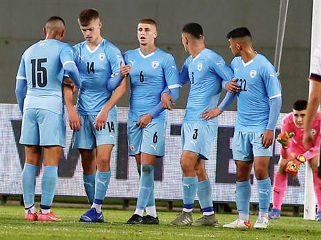 שחקני נבחרת ישראל בחומה. ספגו חמישייה (אלן שיבר)