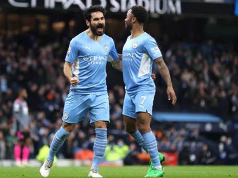 הפרש שש בפסגה. סטרלינג וגונדואן חוגגים (GETTY)