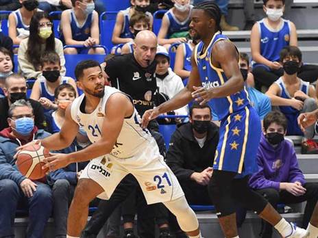 קווינטון הוקר. ניצחון גדול להרצליה (ברני ארדוב)