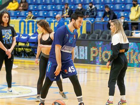 גם תמיר בלאט כבר על המגרש (צילום: אלן שיבר)