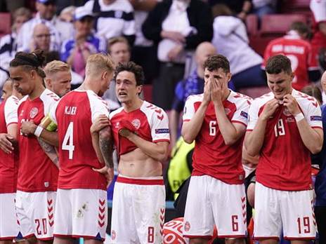 הטיפול באריקסן ביורו האחרון. תמונות שנצרבו לאוהדי הכדורגל העולמי בזיכרון (GETTY)